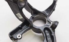 Кулак поворотный подвески (2Q0407256AD)